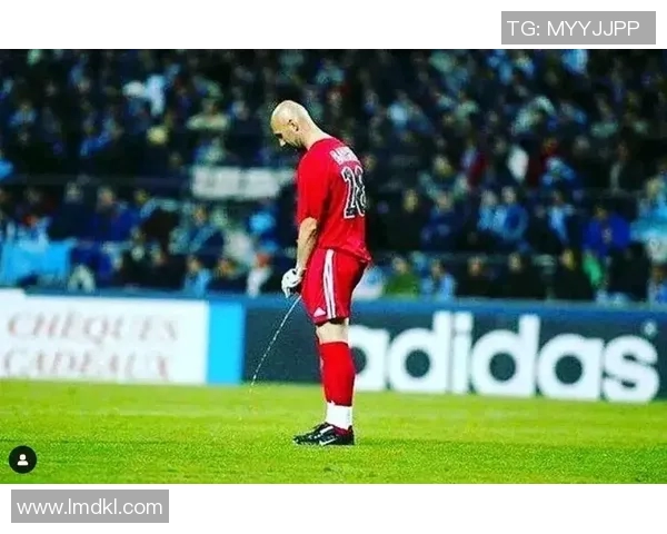 足球明星在赛场上瞬间蹲地的动人瞬间展现他们的坚韧与激情 足球明星在赛场上瞬间蹲地的动人瞬间展现他们的坚韧与激情